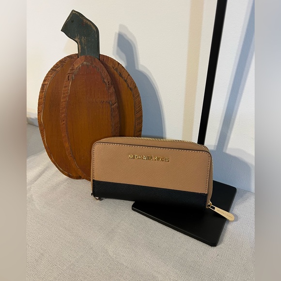 Michael Kors Handbags - NWOT Michael Kors Wallet Black and Brown